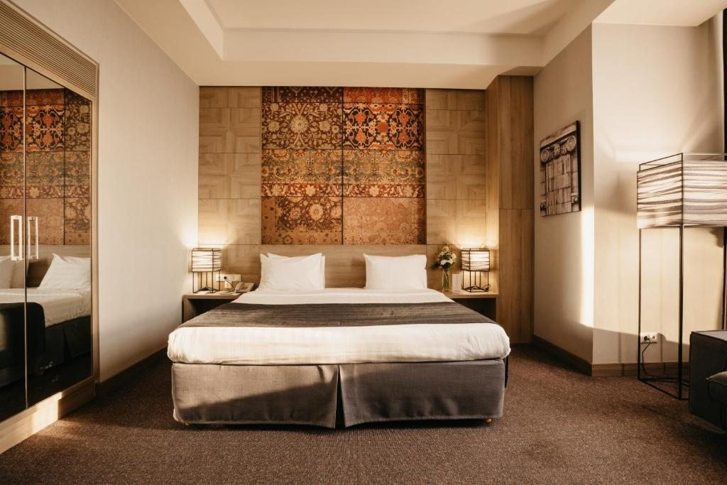 Двухместный (Улучшенный номер с кроватью размера «king-size») отеля Република, Ереван