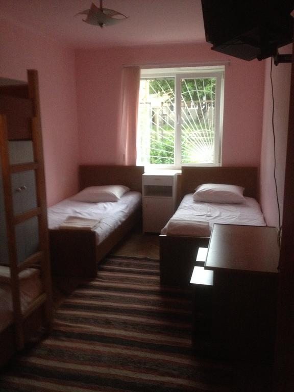 Номер (Кровать в общем четырехместном номере для мужчин и женщин) гостевого дома Арегак, Горис