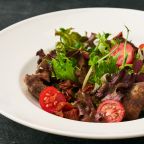 Теплый салат с куриной печенью