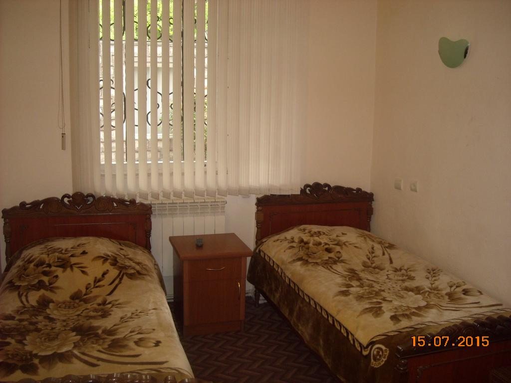 Двухместный (Двухместный номер с 2 отдельными кроватями и общей ванной комнатой) отеля VIVAS, Горис