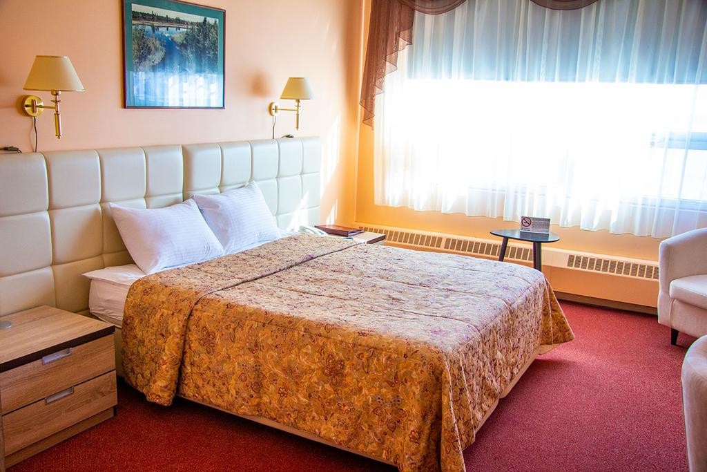 Номер с двуспальной кроватью в гостинице Арктика, Салехард. Гостиница Арктика