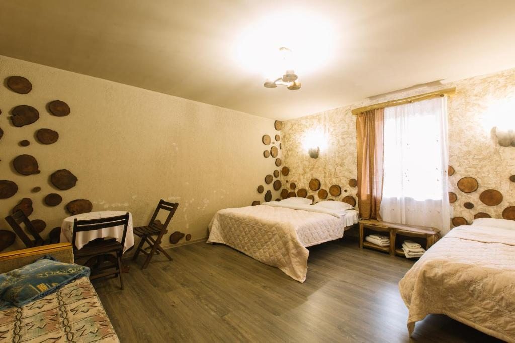 Двухместный (Двухместный номер с двуспальной кроватью и дополнительной кроватью) отеля Artsiv v Dilijane, Дилижан