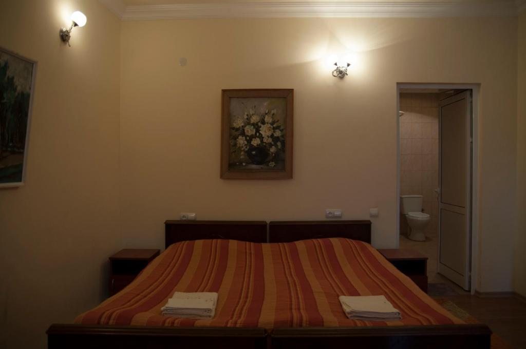 Двухместный (Стандартный двухместный номер с 1 кроватью или 2 отдельными кроватями и балконом) отеля Казанова, Дилижан