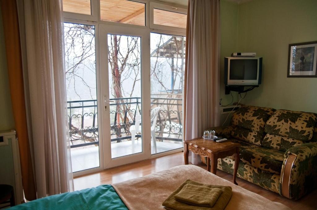 Двухместный (Улучшенный двухместный номер с 2 отдельными кроватями и балконом) отеля Казанова, Дилижан