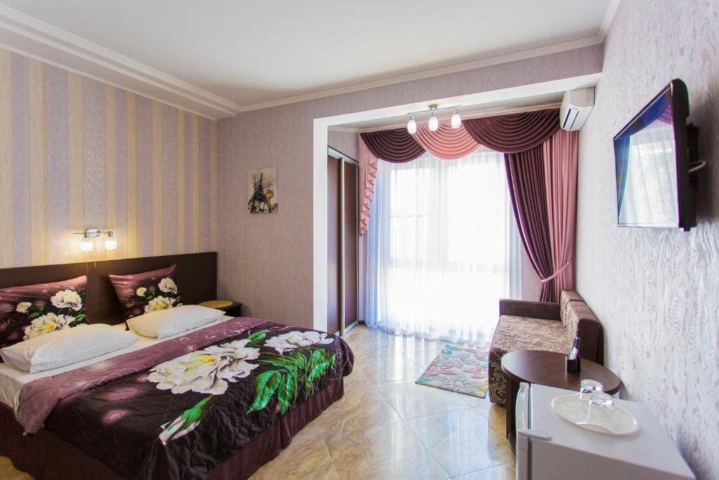 Двухместный (Двухместный номер с 1 двуспальной кроватью и дополнительной кроватью) гостевого дома На Крымской, Геленджик