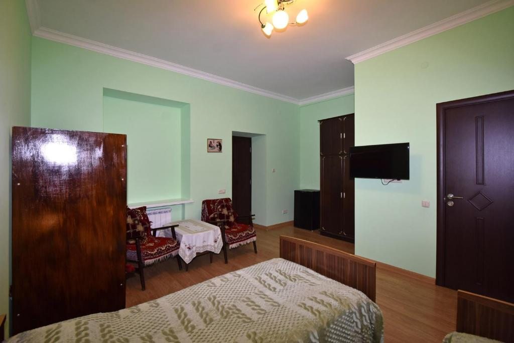Двухместный (Двухместный номер с 2 отдельными кроватями и душем) гостевого дома Арсан, Цахкадзор