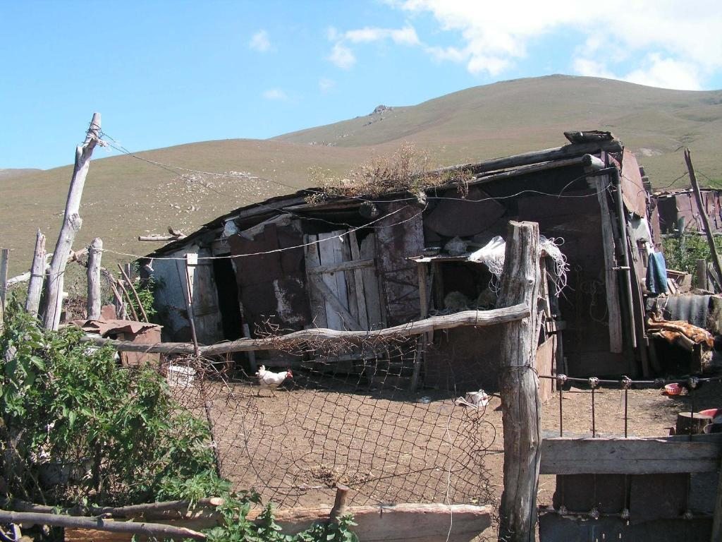 Номер (Коттедж), Отель Takht House