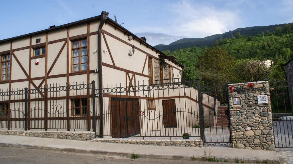 Номер (Коттедж), Отель Takht House