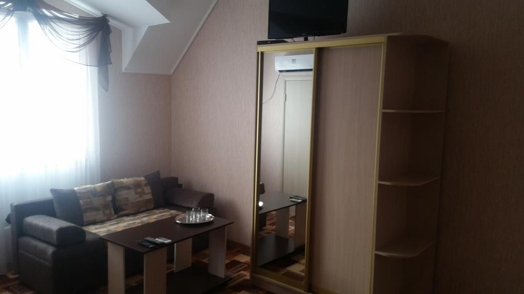 Трехместный (Классический трехместный номер) отеля Поместье, Крымск