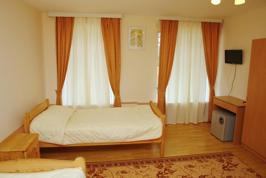 Двухместный (Двухместный номер с 2 отдельными кроватями и душем) гостевого дома Купеческий, Ивангород
