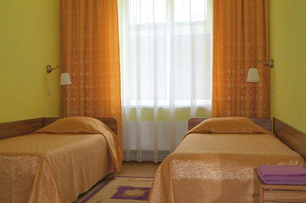 Двухместный (Стандартный двухместный номер с 2 отдельными кроватями) гостевого дома Тихий Дворик, Ивангород