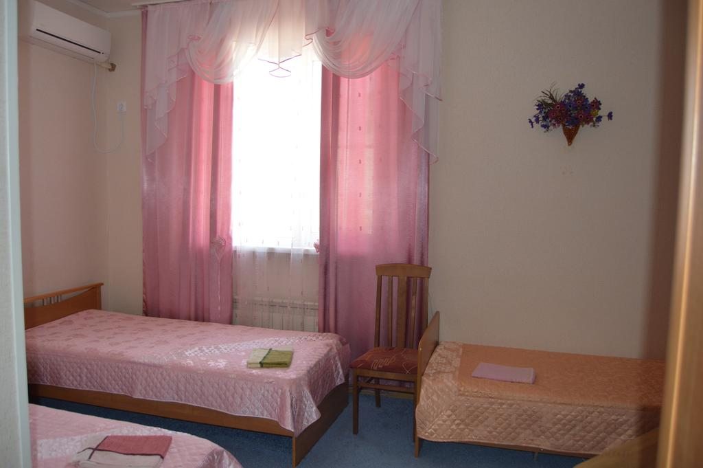 Трехместный (Улучшенный трехместный номер) гостиницы Березка, Лиман