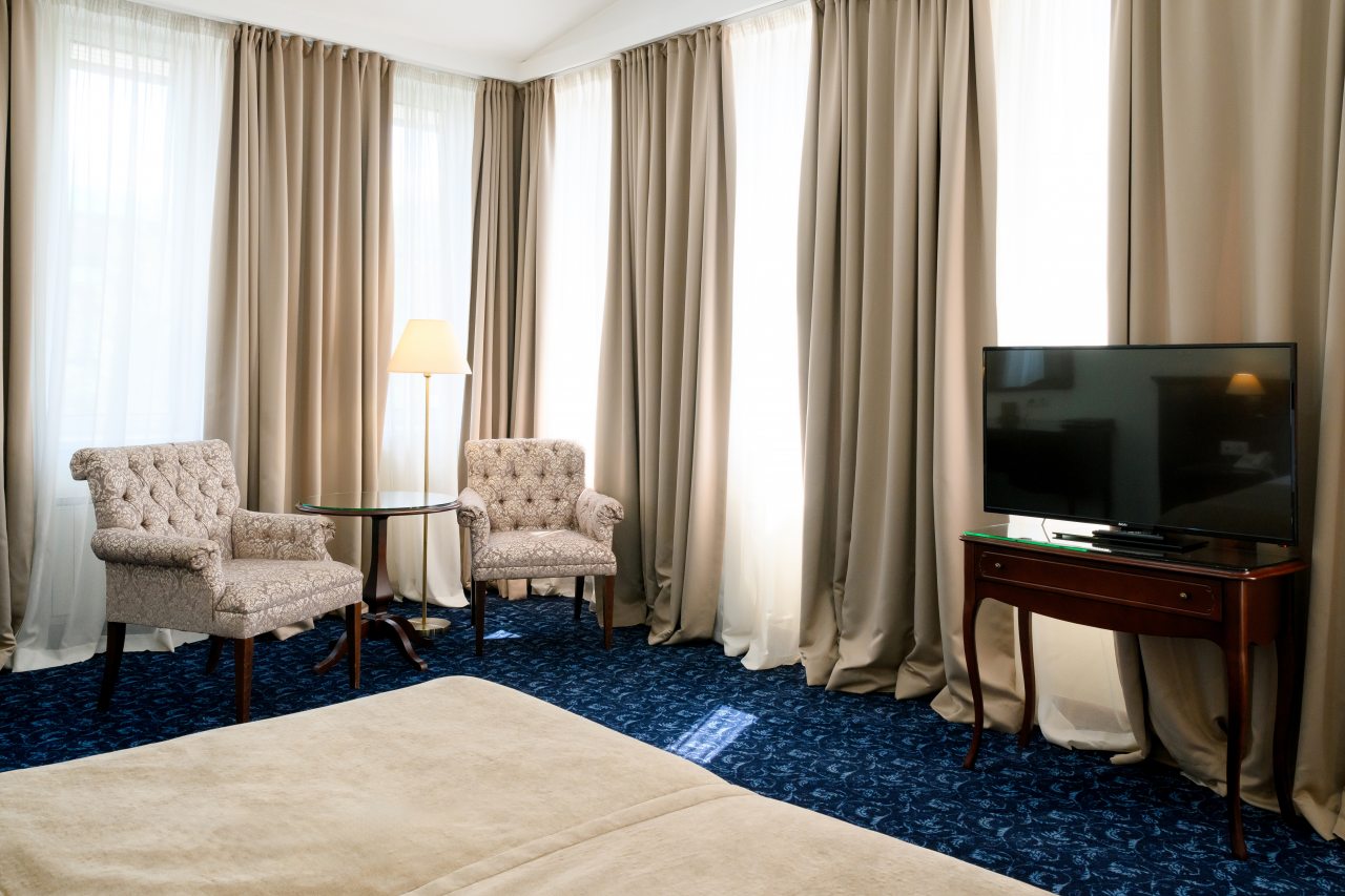 Сьюит (Джуниор Бизнес), Гостиничный комплекс Солнце