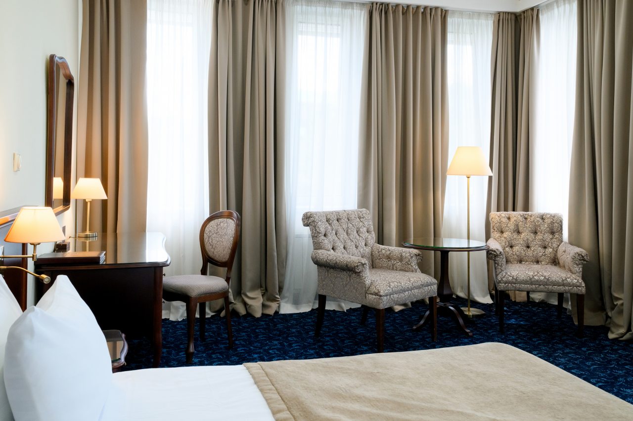 Сьюит (Джуниор Бизнес), Гостиничный комплекс Солнце