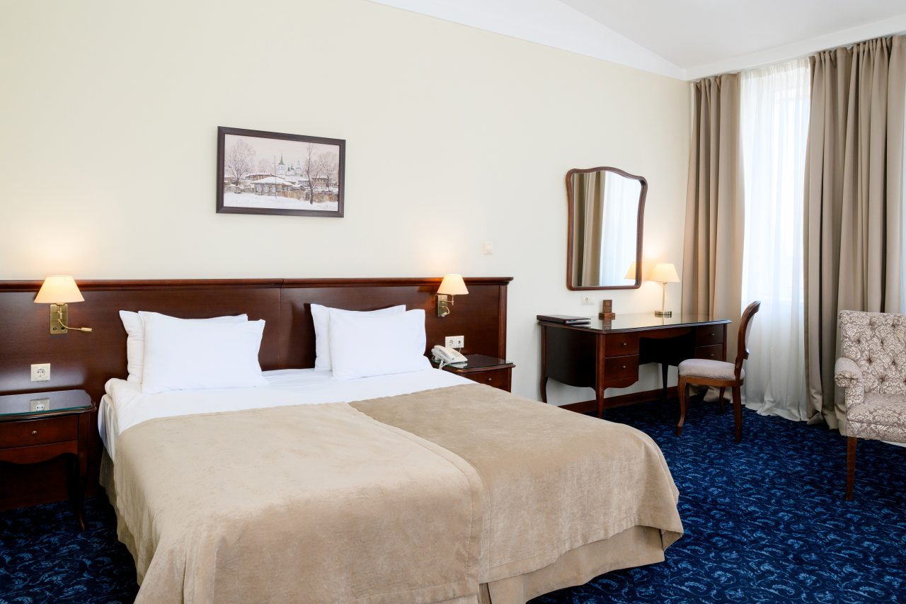 Сьюит (Джуниор Бизнес), Гостиничный комплекс Солнце