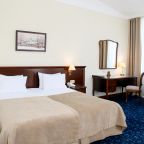 Сьюит (Джуниор Бизнес), Гостиничный комплекс Солнце