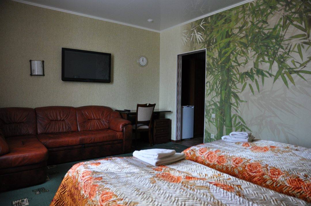 Двухместный (С раздельными кроватями и диваном) гостиницы Уют, Воронеж