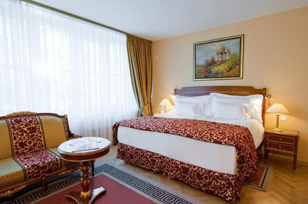 Номер с двуспальной кроватью в отеле Националь, Москва. Отель National Luxury Collection Hotel