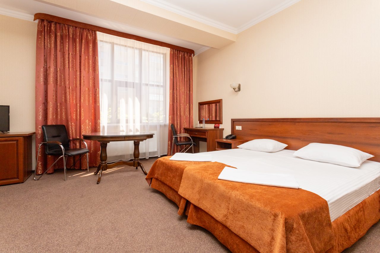 Просторный номер отеля Аврора с видовым окном приглашает вас