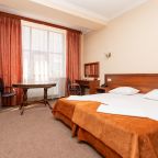 Просторный номер отеля Аврора с видовым окном приглашает вас