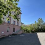 Круглосуточная охраняемая парковка, Гостиница Корона