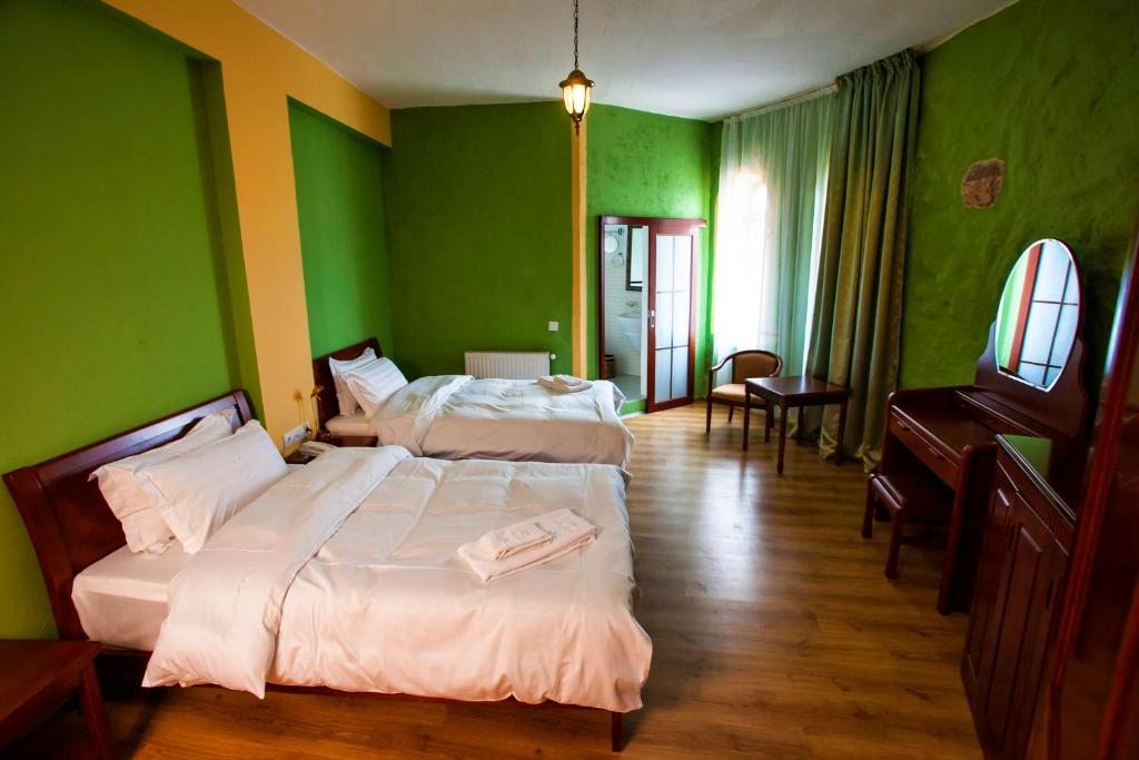 Двухместный (Стандартный двухместный номер с 2 отдельными кроватями и видом на озеро) отеля Royal Batoni, Кварели