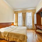 Комната с большой двухспальной кроватью