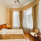 Комната с большой двухспальной кроватью