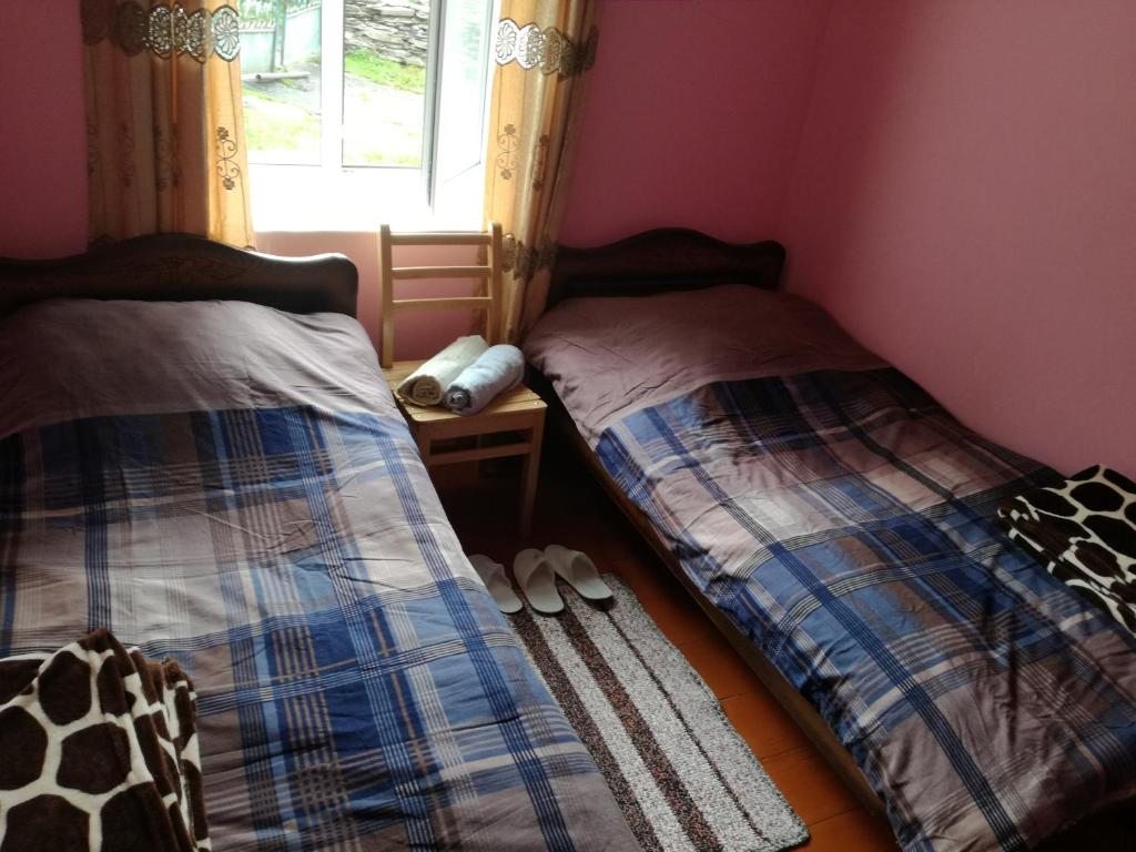 Двухместный (Двухместный номер с 2 отдельными кроватями и общей ванной комнатой) гостевого дома Айлама, Ушгули