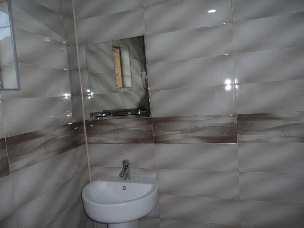 Двухместный (Двухместный номер с 2 отдельными кроватями и собственной ванной комнатой за пределами номера) отеля Tekla, Ушгули