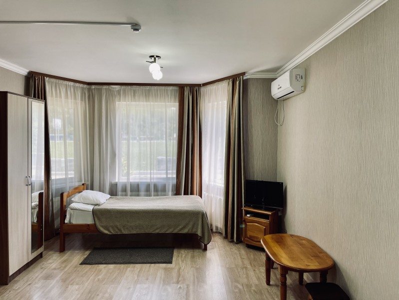 Трехместный (Комфорт 3х-местный с верандой, в коттедже) гостиницы Графская поляна, Даховская