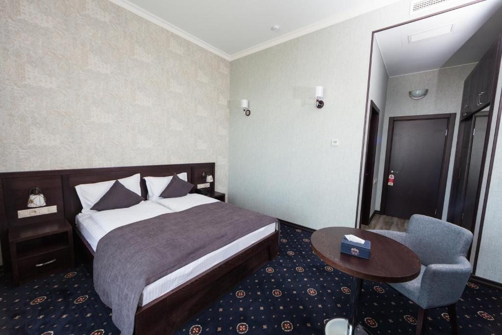 Двухместный (Улучшенный двухместный номер с 1 кроватью) отеля Амберд, Бюракан
