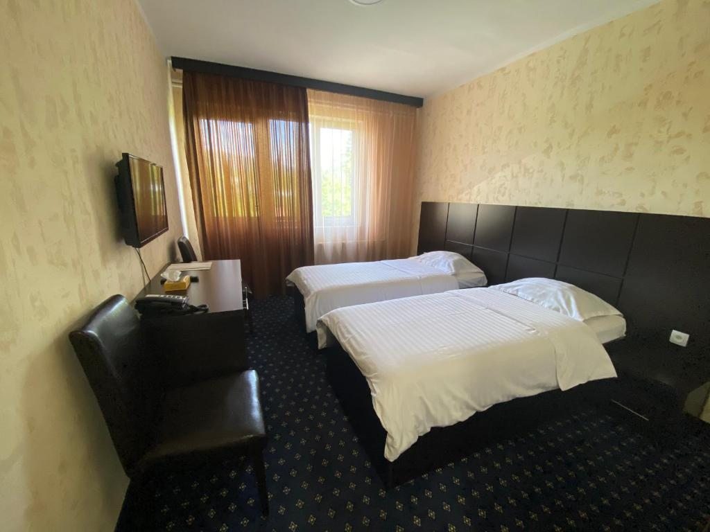 Двухместный (Стандартный двухместный номер с 2 отдельными кроватями и балконом) отеля Кировакан, Ванадзор