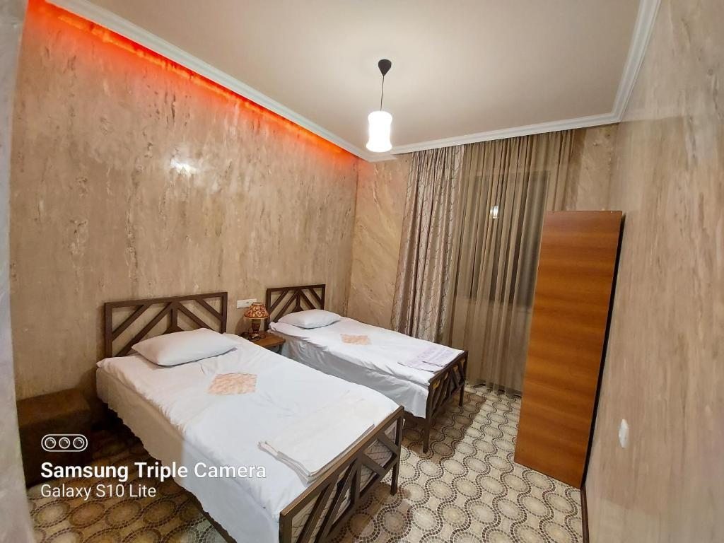 Двухместный (Улучшенный двухместный номер с 2 отдельными кроватями) отеля Одзун