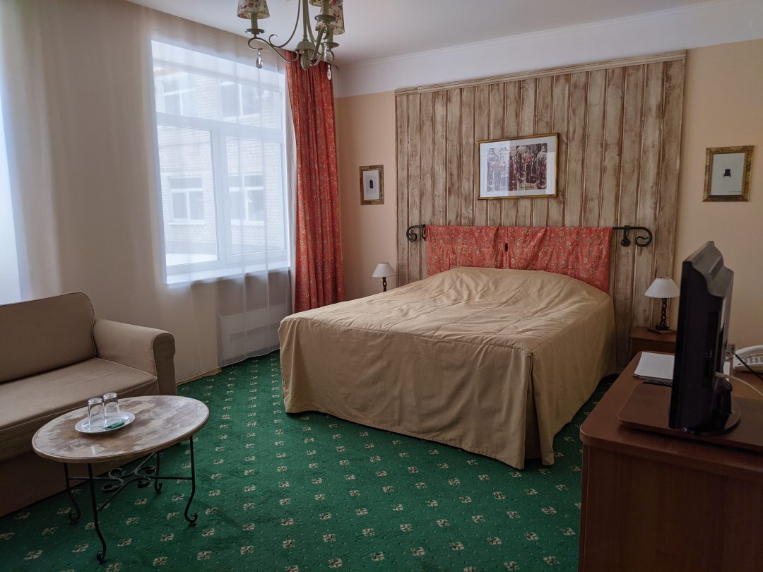Двухместный (Стандарт улучшенный с 1 кроватью и диваном, вид на двор) капсульного отеля Кантри-отель Березки, Вурманкасы