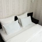 Удобная двуспальная кровать с удобным матрасом