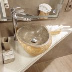 Люкс (Алеша Попович, Илья Муромец), Отель Алеша Попович Двор