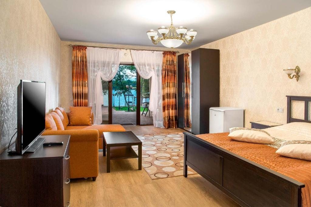 Двухместный (Двухместный номер с 1 кроватью и террасой) загородного отеля Лебединое озеро, Чурилово