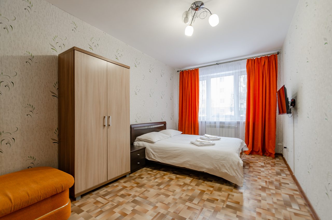 Квартира (Скромность в центре), Квартирное бюро Крылья