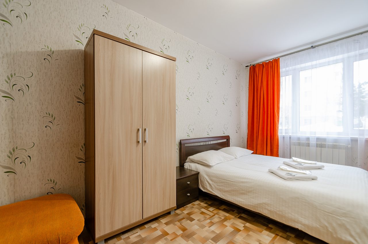 Квартира (Скромность в центре), Квартирное бюро Крылья