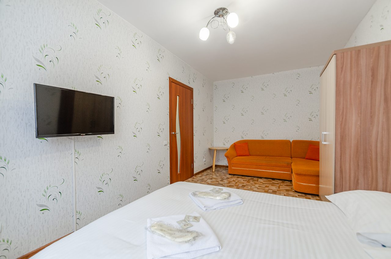 Квартира (Скромность в центре), Квартирное бюро Крылья