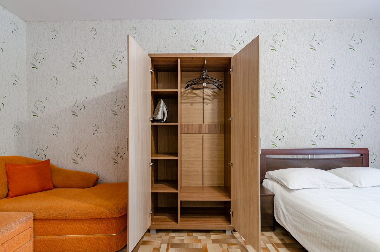 Квартира (Скромность в центре), Квартирное бюро Крылья