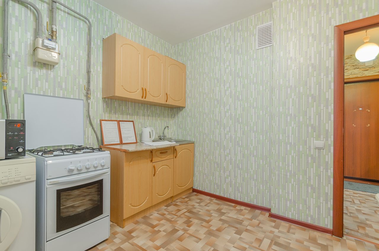 Квартира (Скромность в центре), Квартирное бюро Крылья