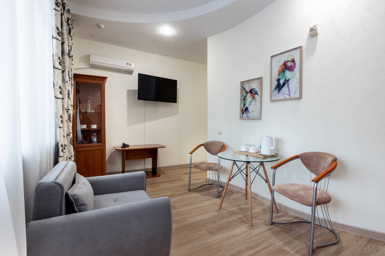 Студио, Гостиница Эврика