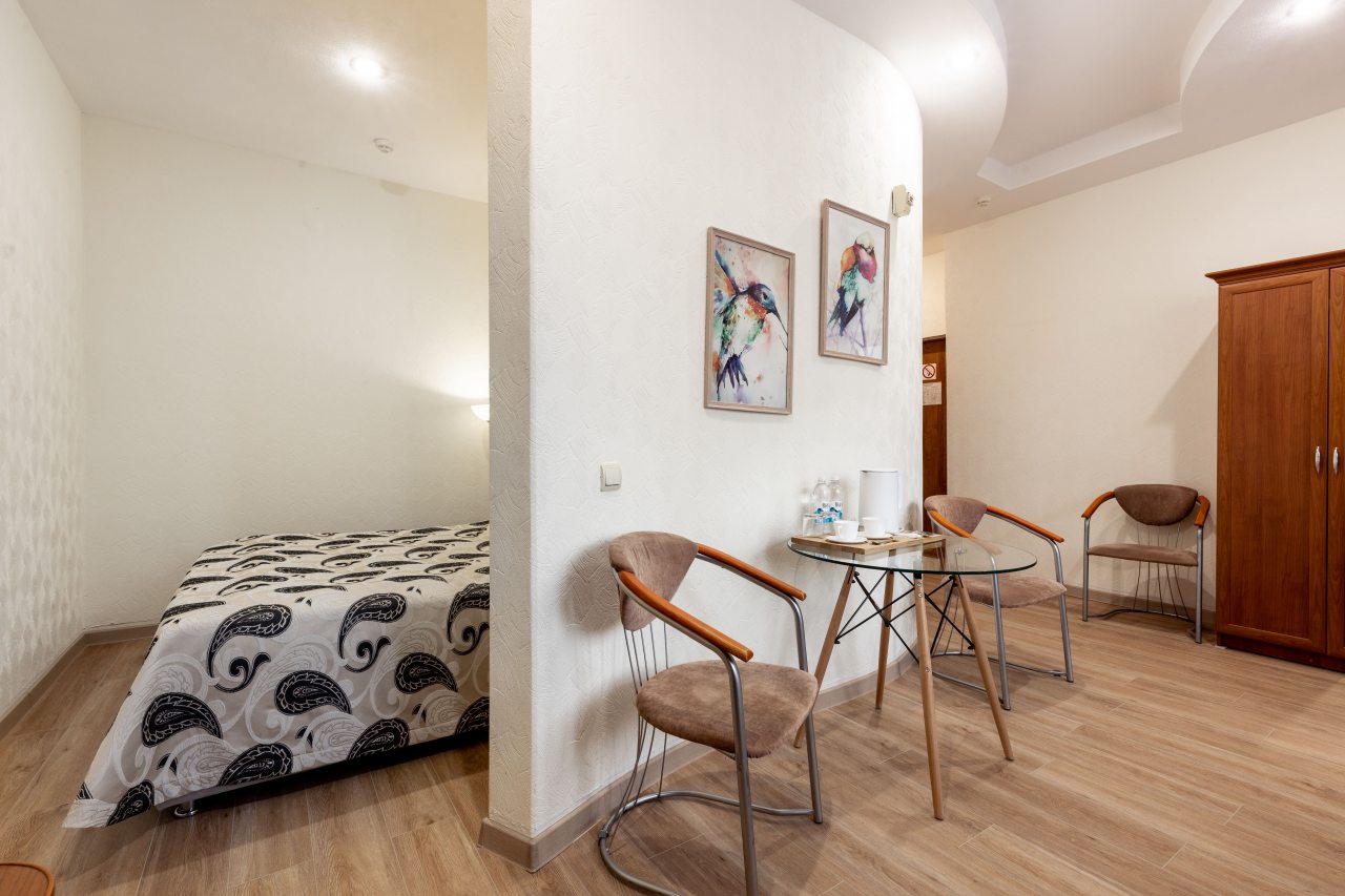 Студио, Гостиница Эврика