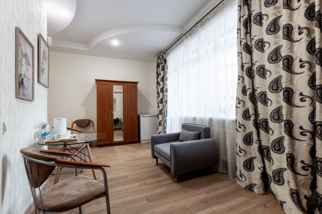 Студио, Гостиница Эврика