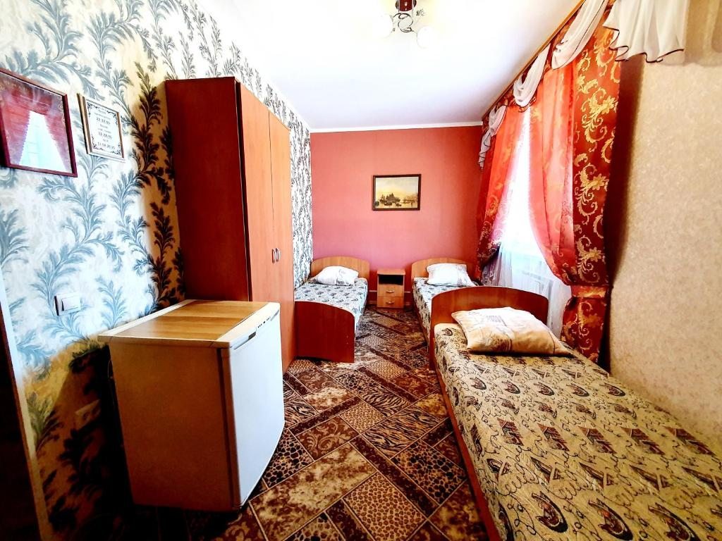 Трехместный (Трехместный номер с ванной) отеля Версаль, Нижневартовск