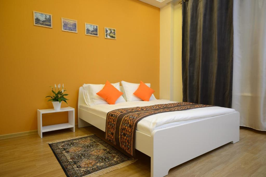 Двухместный (Эконом, С 1 кроватью и общей ванной комнатой) гостевых комнат Апельсин на Сретенском бульваре, Москва