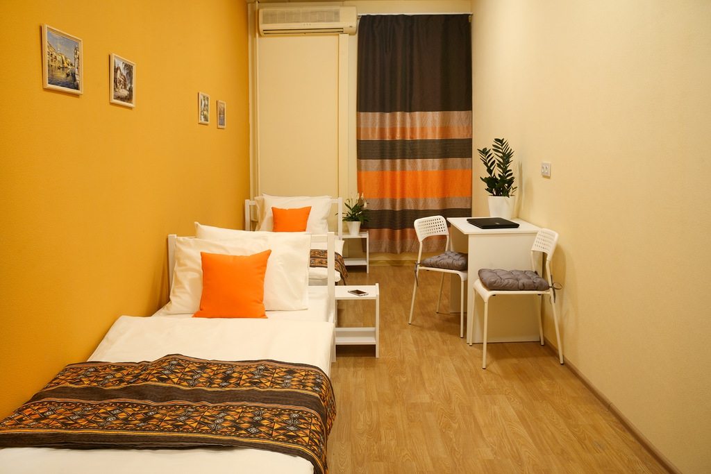 Двухместный (Эконом, Twin, С общей ванной комнатой) гостевых комнат Апельсин на Сретенском бульваре, Москва