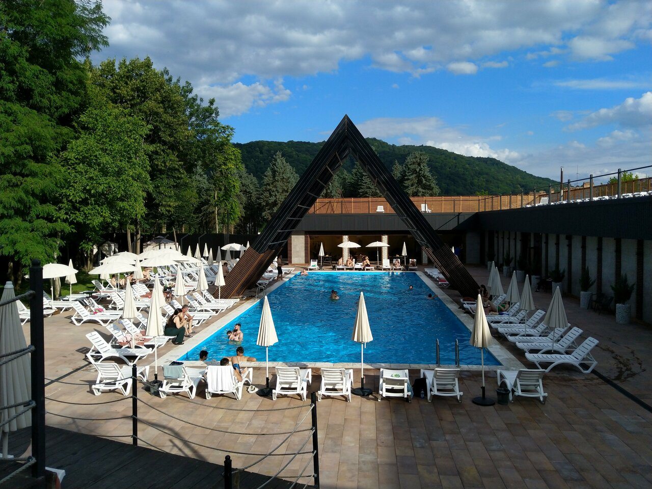 Бассейн, Отель Корона